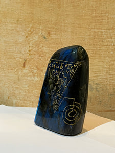 DOLMEN DI LABRADORITE CON INCISO IL MANDALA DEL DIO PAN (16 x 10 cm)
