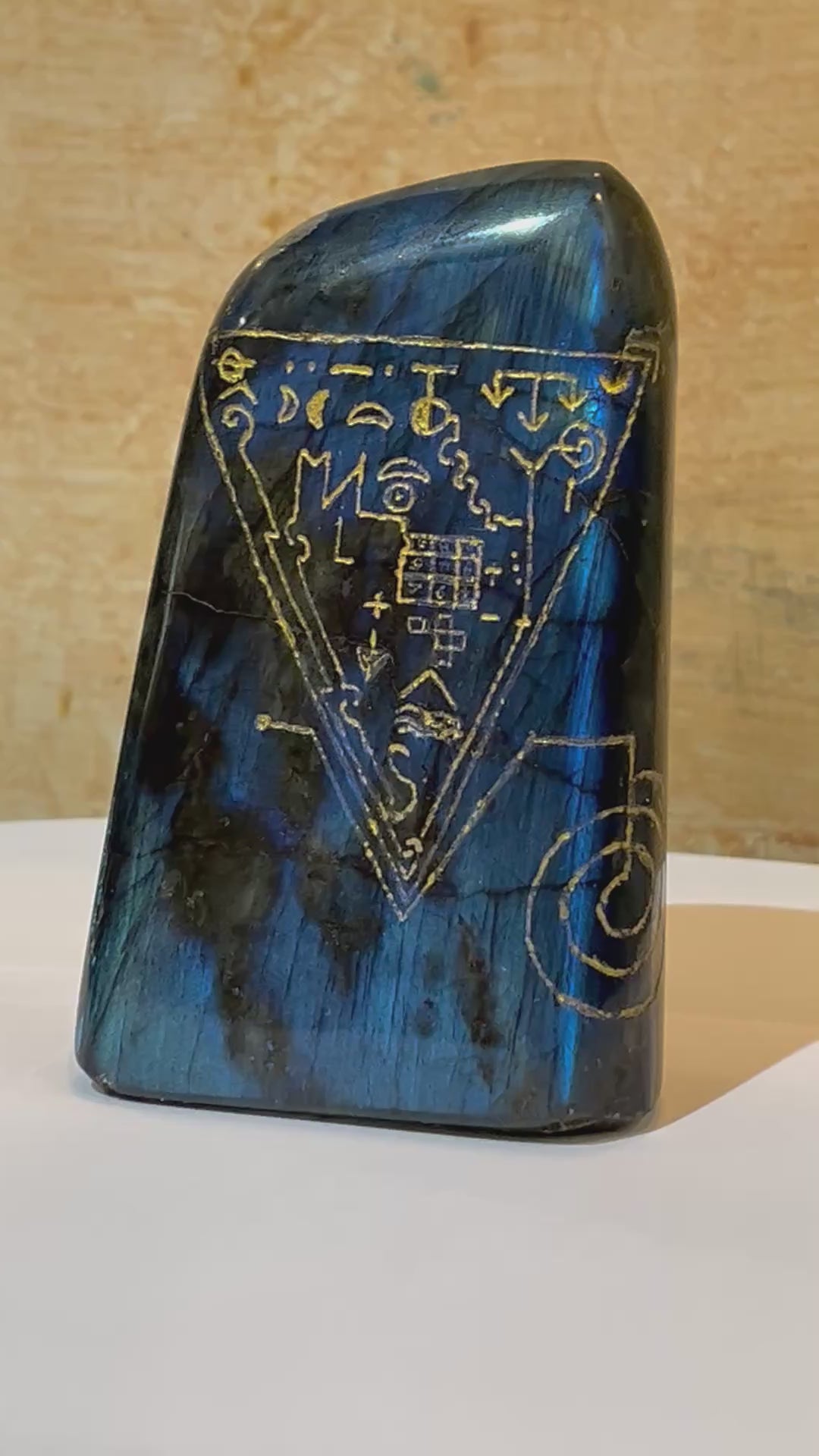 DOLMEN DI LABRADORITE CON INCISO IL MANDALA DEL DIO PAN (16 x 10 cm)